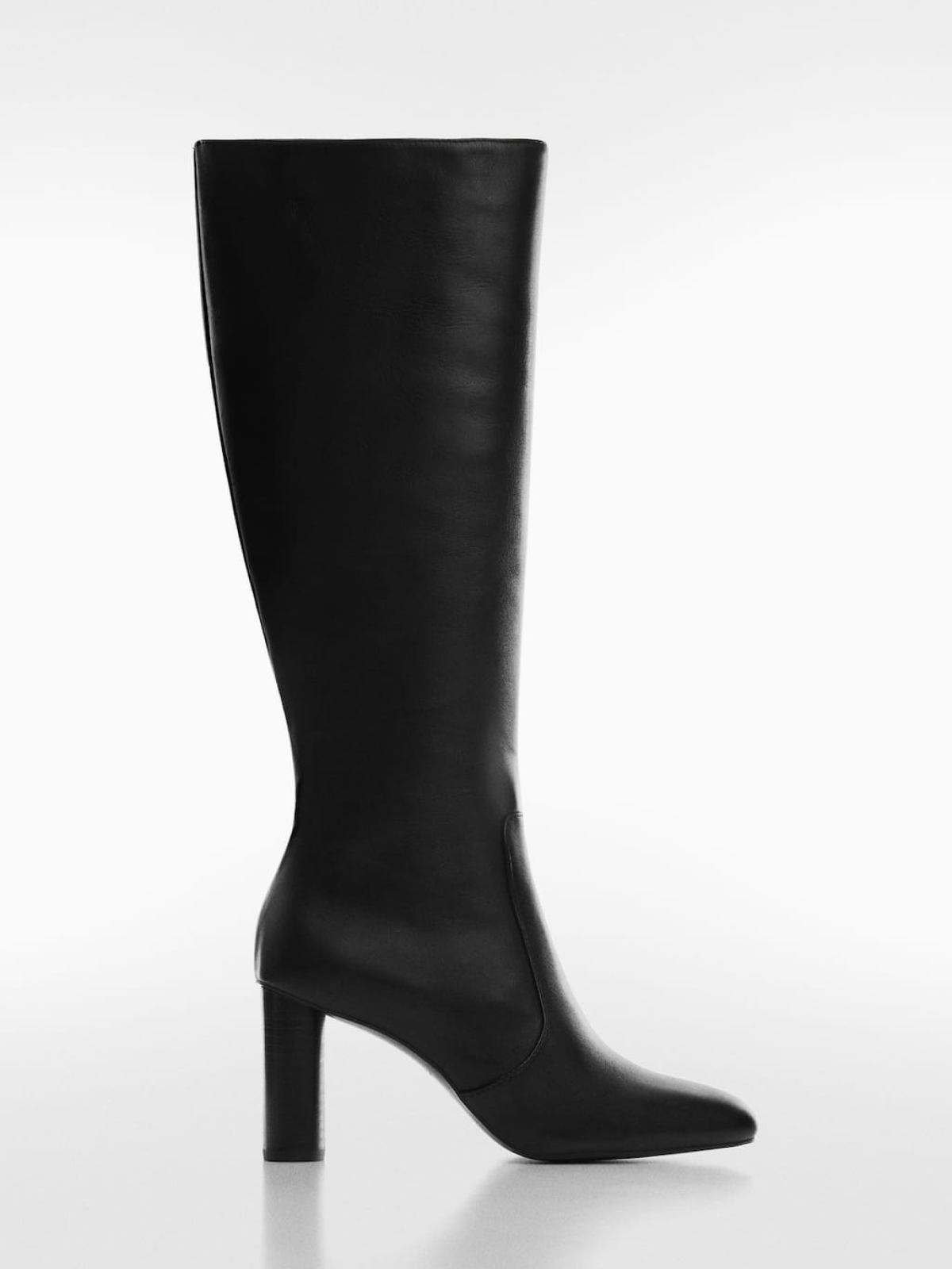 Round-toe leather boots