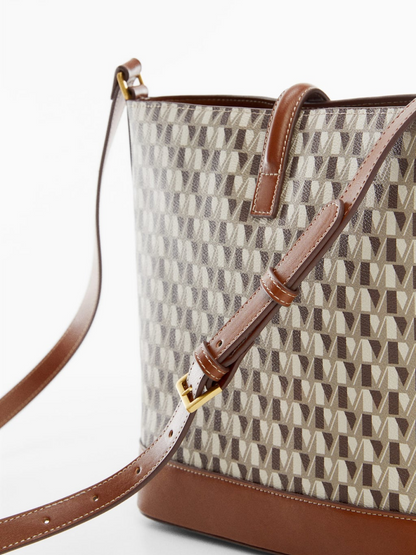 Logo bag with contrast details
